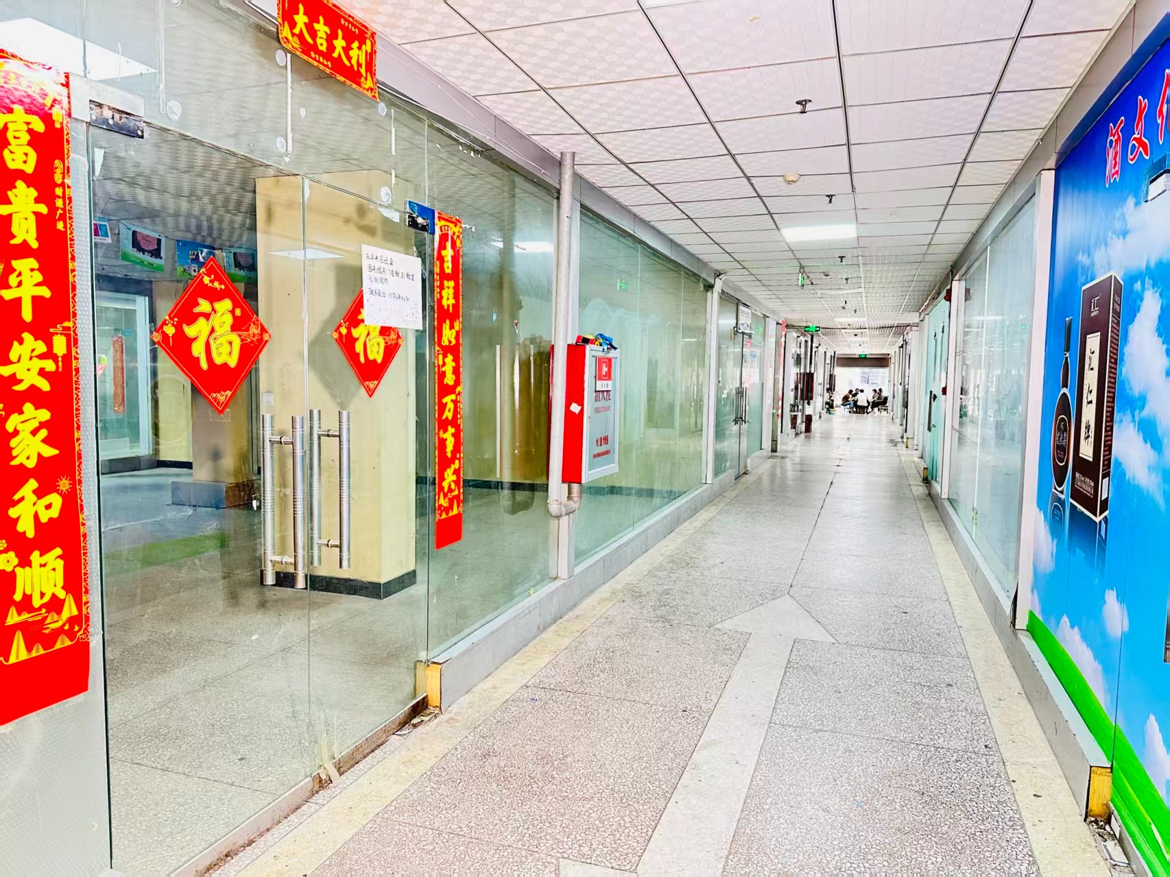 中迈红东方广场园区位于洛阳市老城区春都路商贸核心区域，周边商业氛围成熟，交通便利，配套完善。依托传统副食品商贸资源，园区具备良好的经营基础和人气优势，是企业办公、商品展示、批发零售及创业发展的理想选择。_COPY