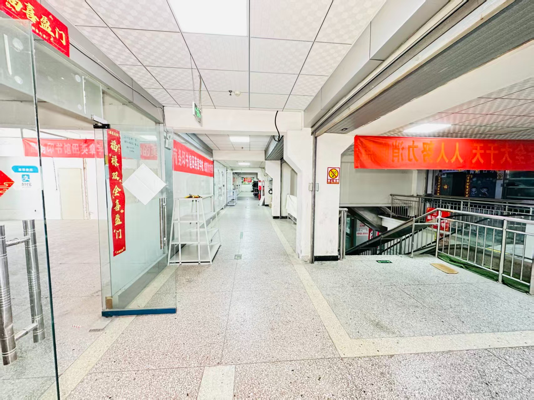 中迈红东方广场引入人工智能技术应用场景，推动AI与商业、零售、电商、企业服务等领域融合发展。